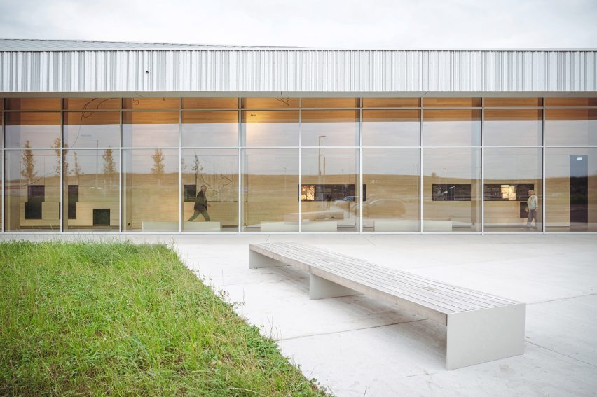 Exterior of Leubinger Fürstenhügel service station by MONO Architekten