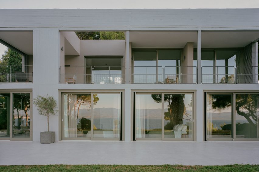 Neiheiser Argyros strips back and refurbishes Modernist home in Greece