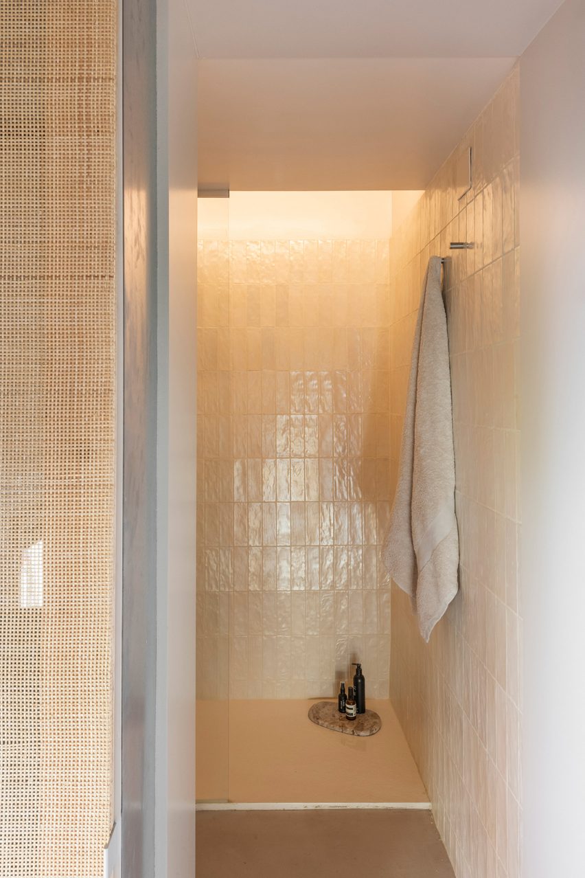 Ensuite interior of Palau apartment by Colombo and Serboli Architecture