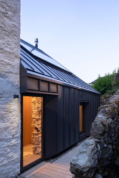 Metal-clad house by Technique