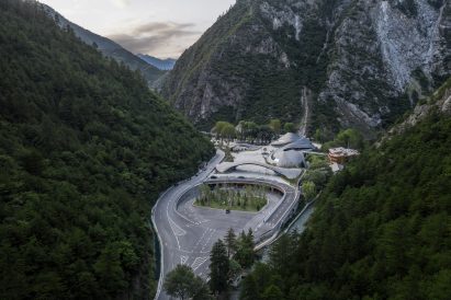 Image of Jiuzhai Valley Visitor Centre between the feet of mountains