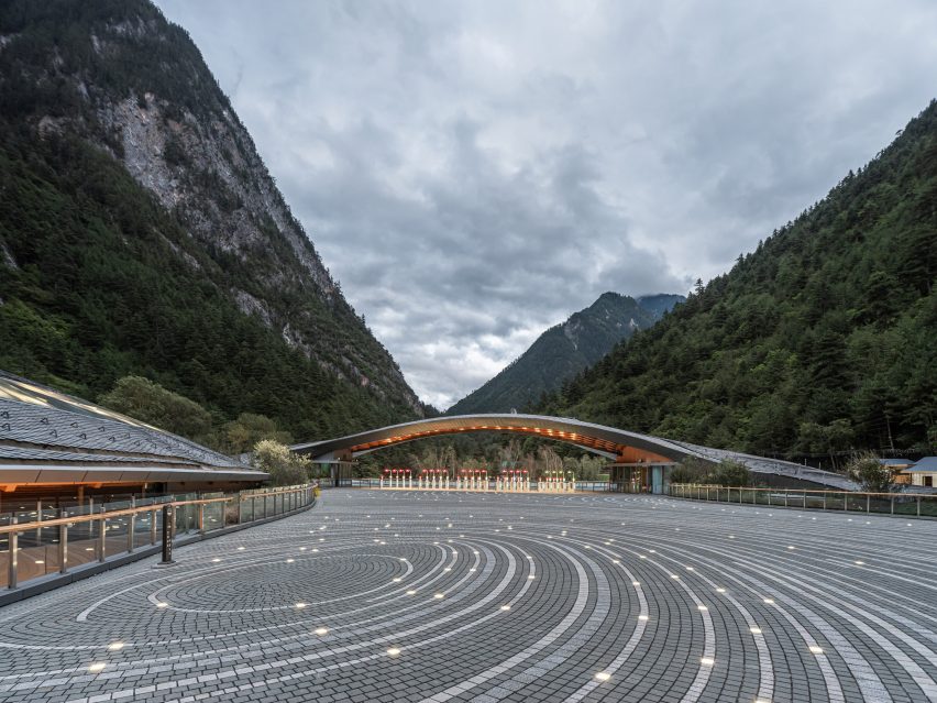THAD draws on curving contours for national park visitor centre in China