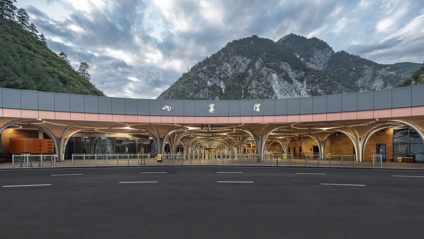 THAD draws on curving contours for national park visitor centre in China
