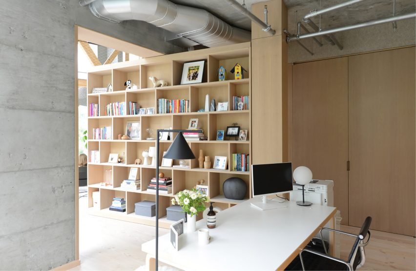 Rotating bookshelf