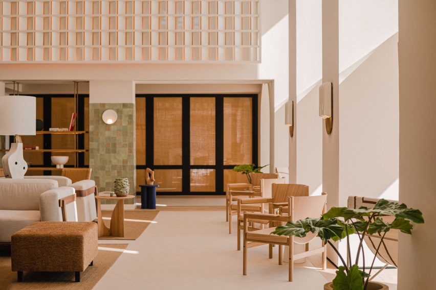 Lobby with arched windows in Aethos Ericeira