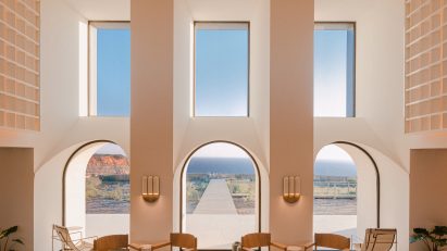 Lobby with arched windows in Aethos Ericeira