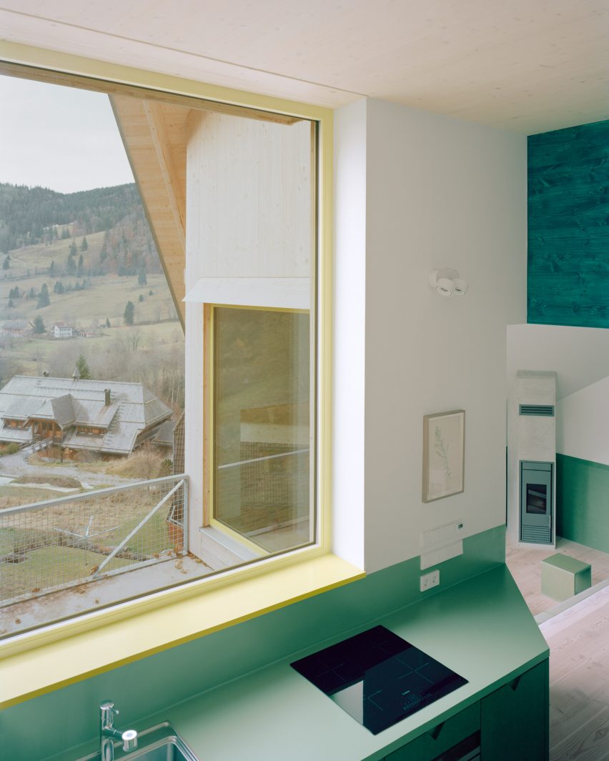 Kitchen window in Haus am Hang by AMUNT