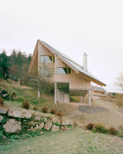 Staggered form of Haus am Hang by AMUNT