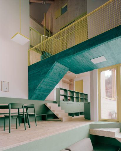 Kitchen and dining space in Haus am Hang by AMUNT