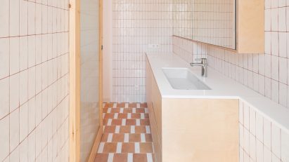 Bathroom of Barcelona apartment interior by Parramon + Tahull