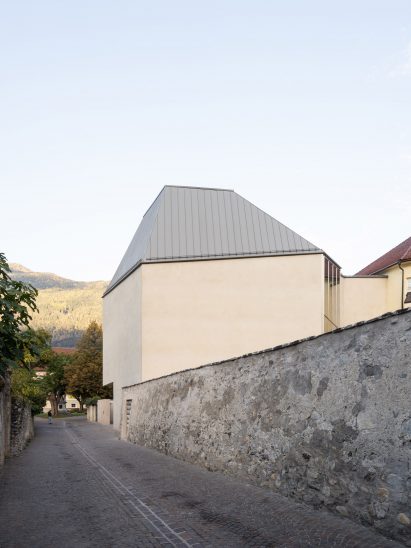 Exterior image of Brixen Public Library
