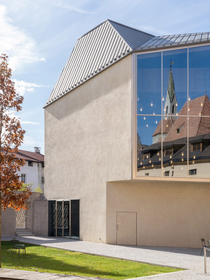 Carlana Mezzalira Pentimalli designs library in Italy blending "ancient and contemporary"