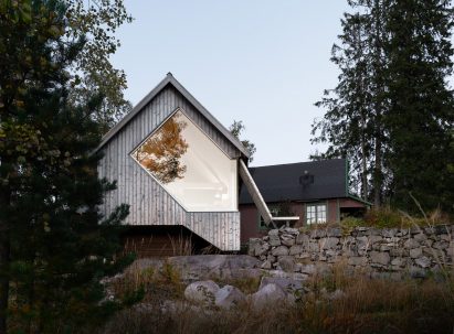 Front elevation of Cabin Nordmarka by Rever & Drage Architects