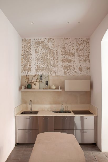 Kitchen in Madrid by Matteo Ferrari and Carlota Gallo with aluminium fronts