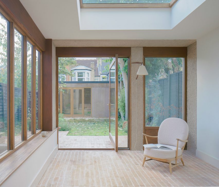 Glass pivot door in London home by EBBA