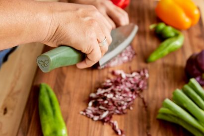 Knife handle with algae-based plastic 