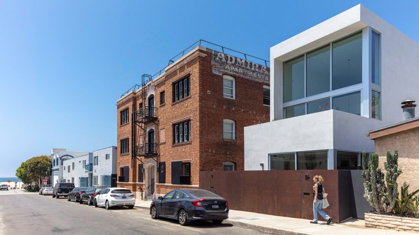 EYRC tucks light-filled house behind white walls in Venice Beach