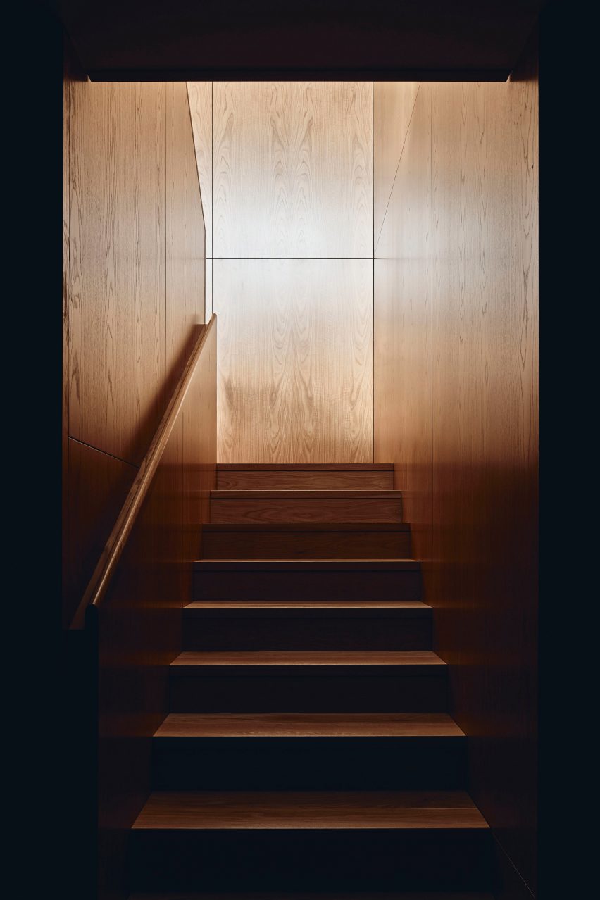 Wood-panelled staircase at The Courtyard Residence by FGR Architects