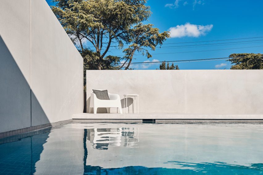 Exterior pool at The Courtyard Residence by FGR Architects