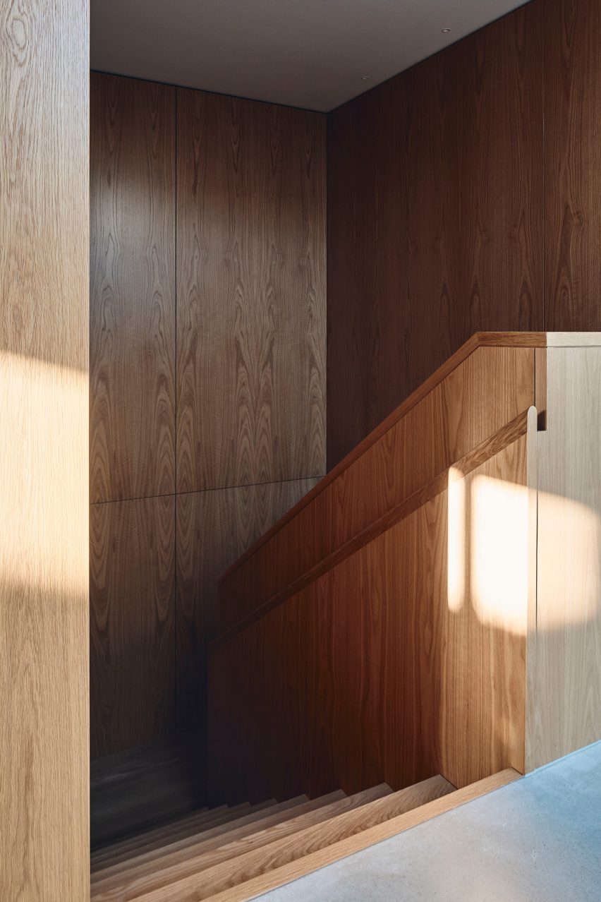 Wood-panelled staircase at The Courtyard Residence by FGR Architects