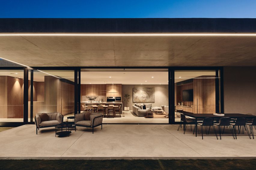 Outdoor courtyard at The Courtyard Residence by FGR Architects