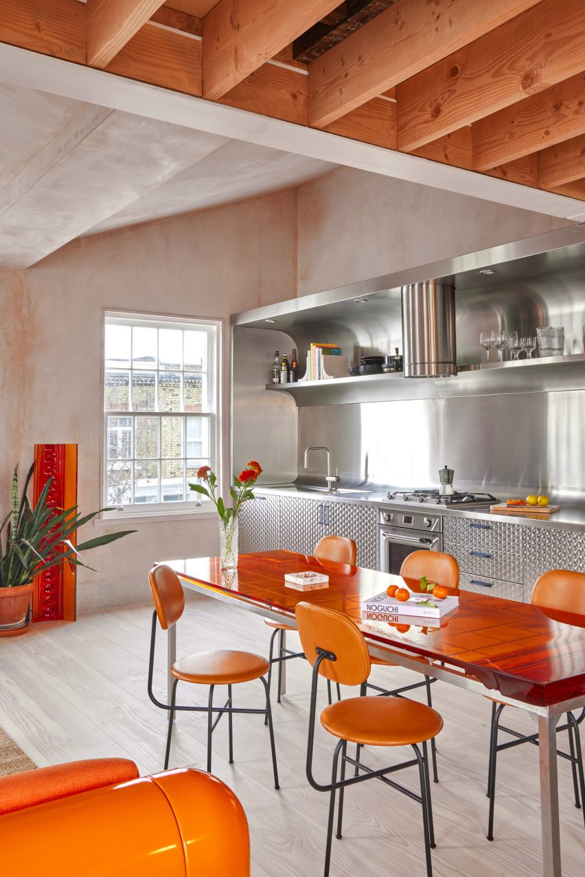 Kitchen in London apartment by Holloway Li