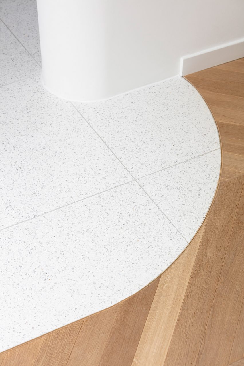 Curved floor detail in House Mellinet by Atelier Fréderic Louis