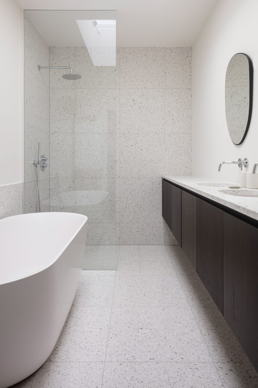 Bathroom in House Mellinet by Atelier Fréderic Louis