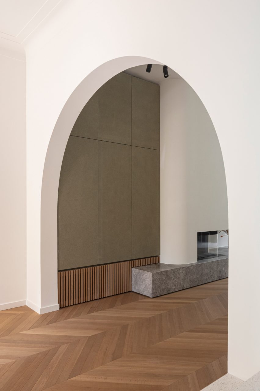 Fireplace and arch in House Mellinet by Atelier Fréderic Louis