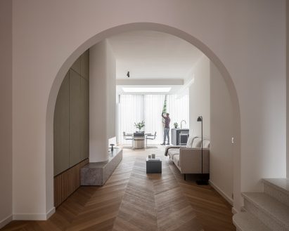 Arched opening in House Mellinet by Atelier Fréderic Louis