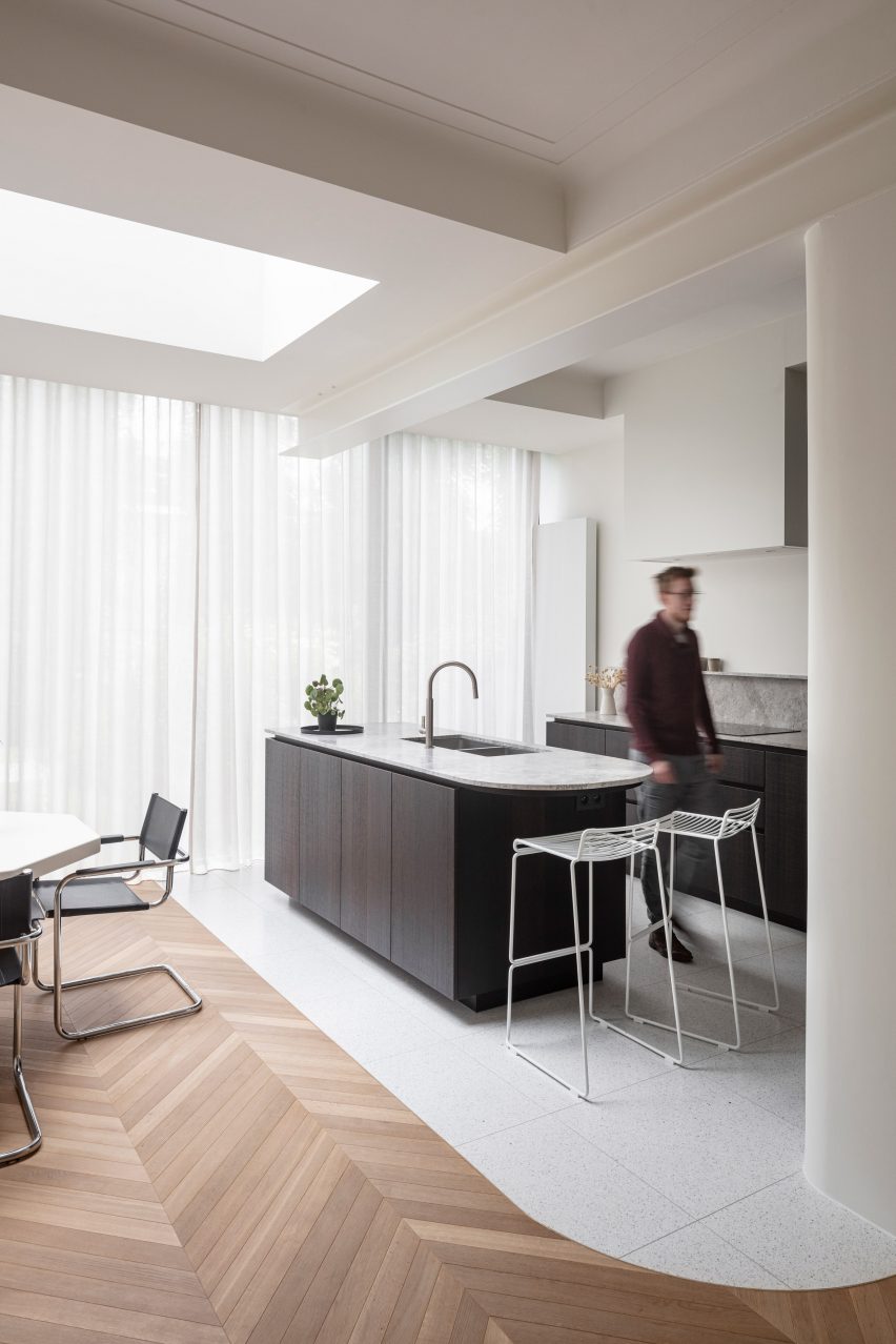 Kitchen in House Mellinet by Atelier Fréderic Louis