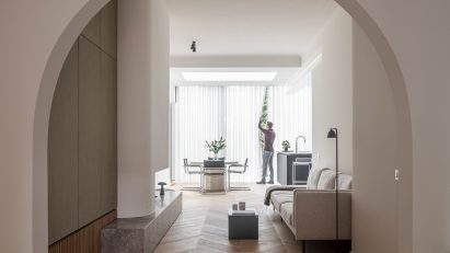Arched opening in House Mellinet by Atelier Fréderic Louis