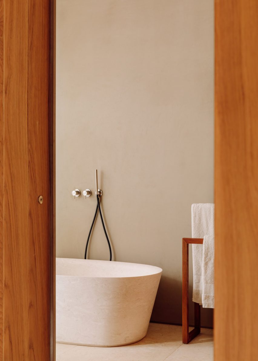 Bathroom in Pateos houses by Manuel Aires Mateus