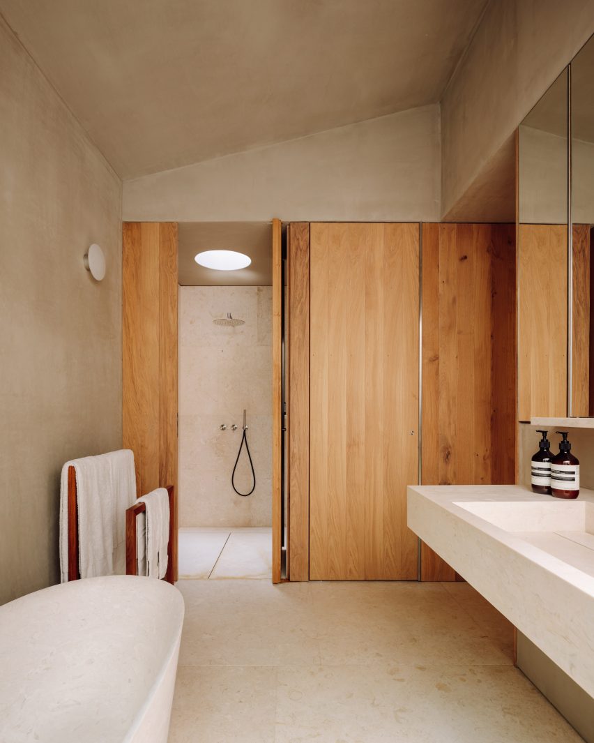 Bathroom in Pateos houses by Manuel Aires Mateus
