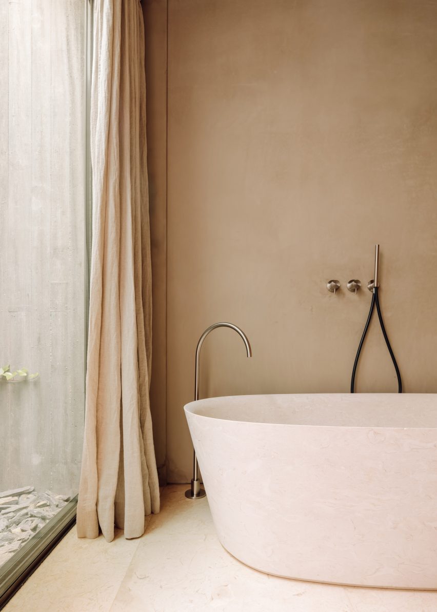 Bathroom in Pateos houses by Manuel Aires Mateus