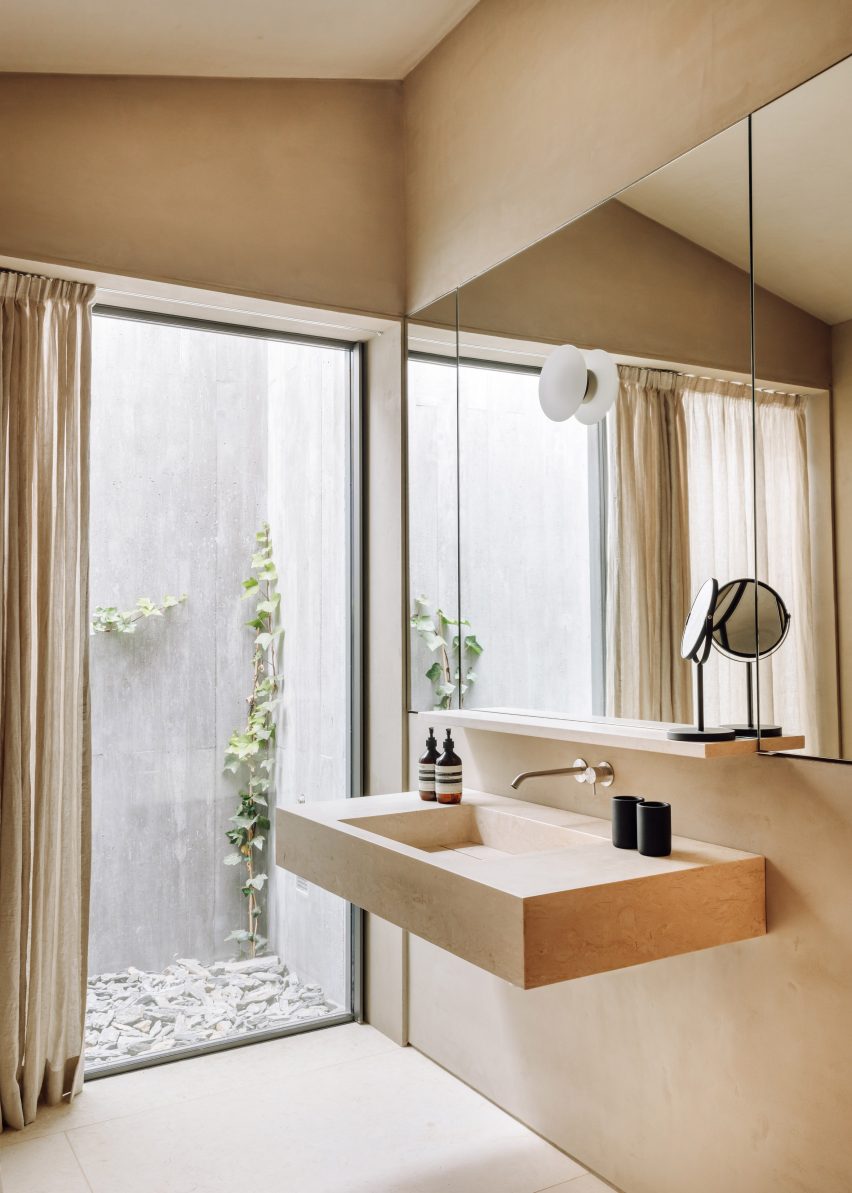 Bathroom in Pateos houses by Manuel Aires Mateus