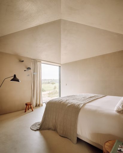 Bedroom in Pateos houses by Manuel Aires Mateus