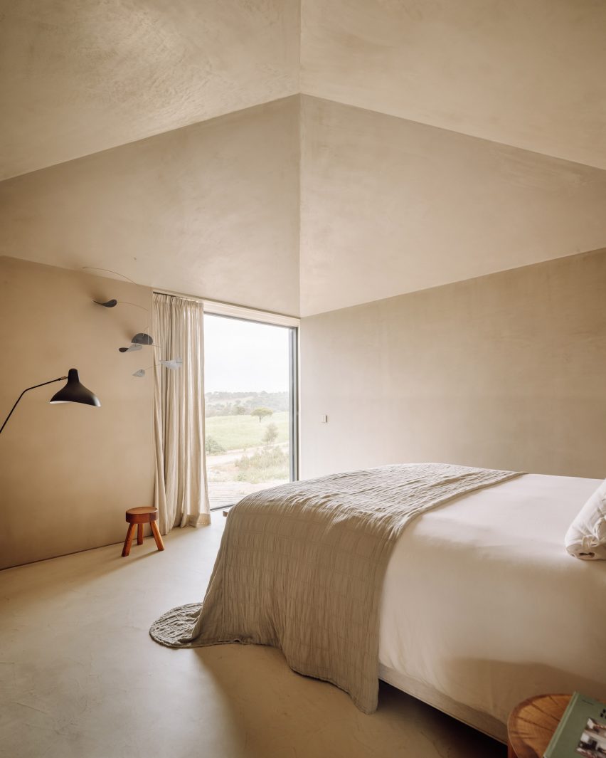 Bedroom in Pateos houses by Manuel Aires Mateus