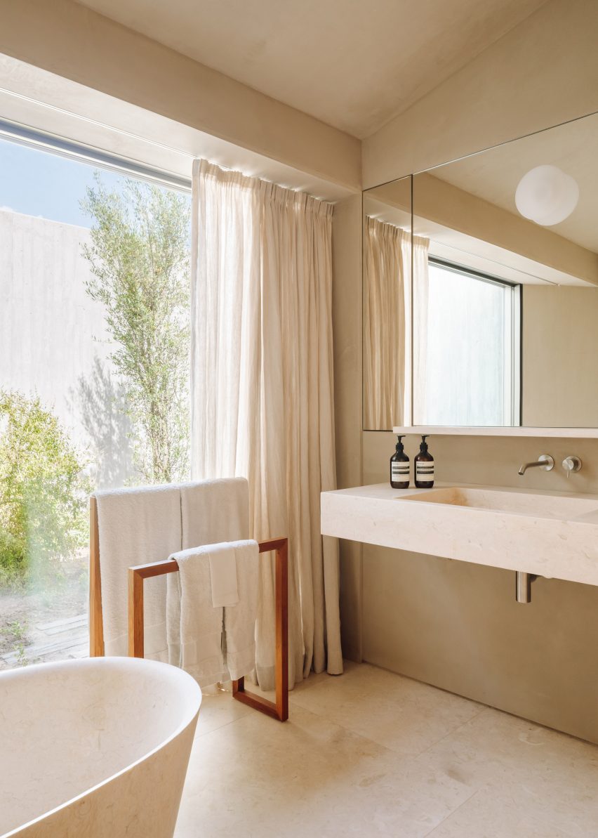 Bathroom in Pateos houses by Manuel Aires Mateus