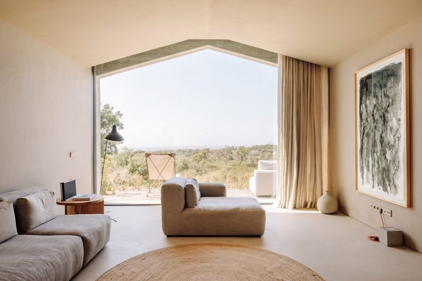 Living room in Pateos houses by Manuel Aires Mateus