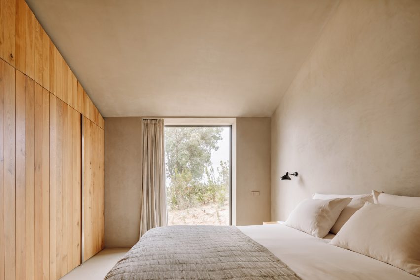 Bedroom in Pateos houses by Manuel Aires Mateus
