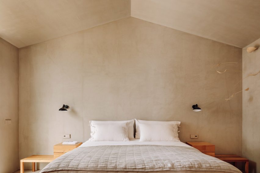 Bedroom in Pateos houses by Manuel Aires Mateus
