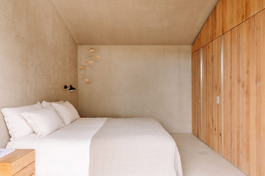 Bedroom in Pateos houses by Manuel Aires Mateus
