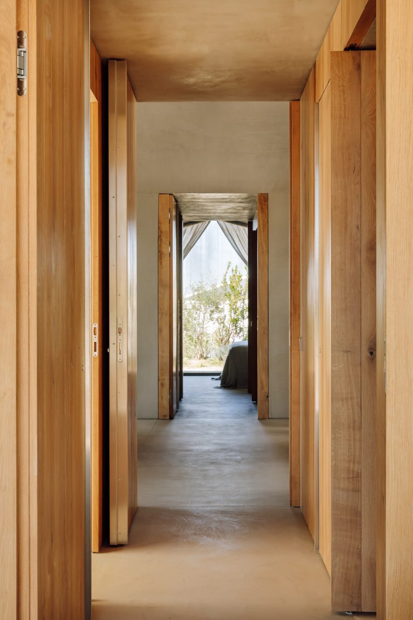 Corridor in Pateos houses by Manuel Aires Mateus