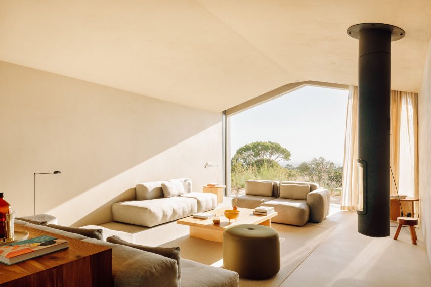 Lounge in Pateos houses by Manuel Aires Mateus
