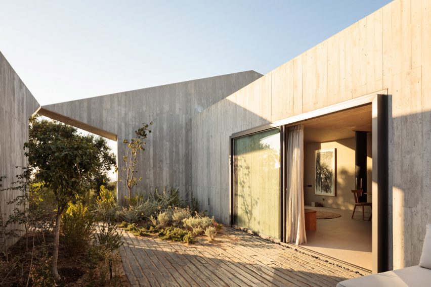 Patio in Pateos houses by Manuel Aires Mateus