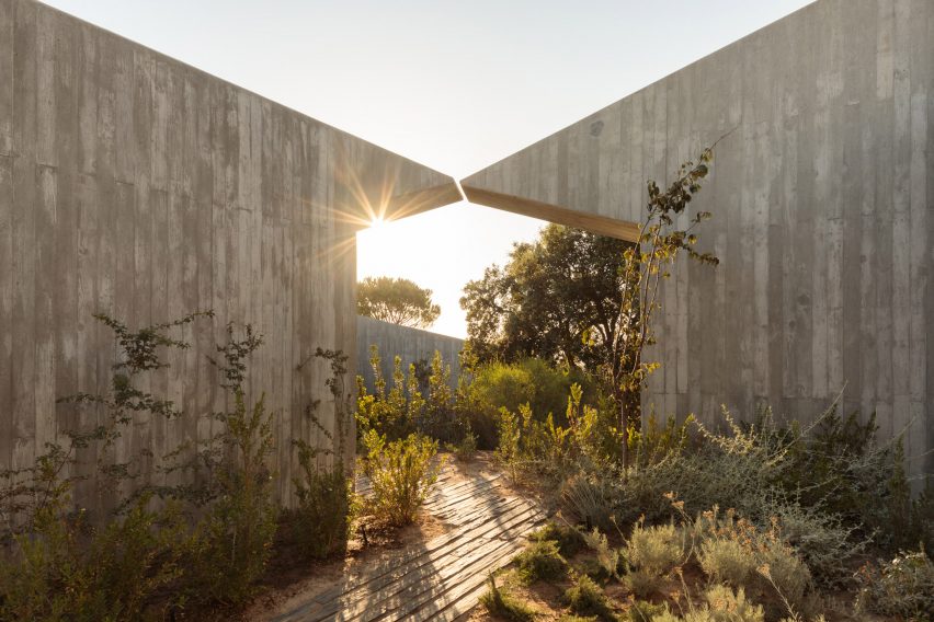 Concrete edges touch at Pateos houses by Manuel Aires Mateus