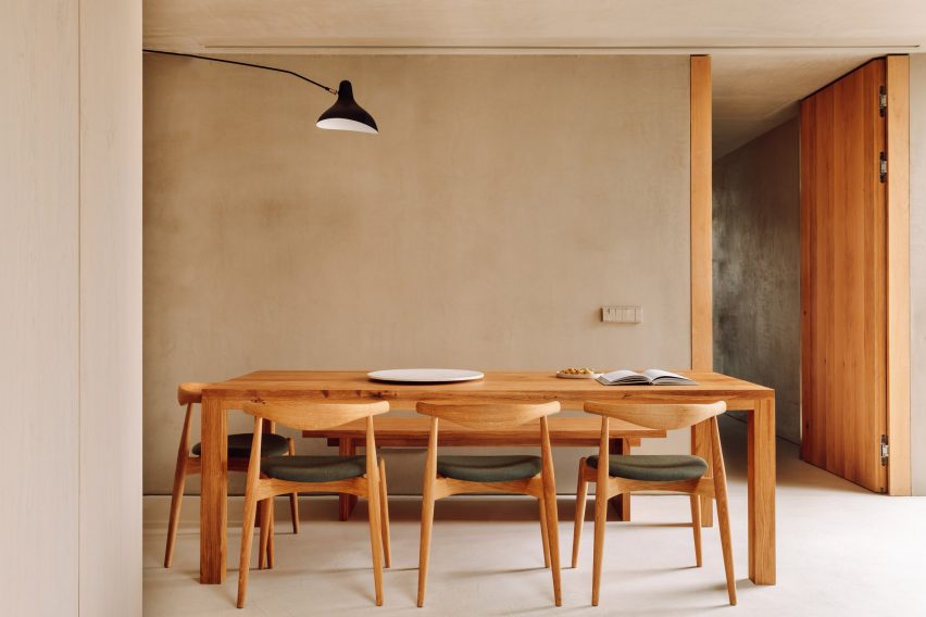 Dining room in Pateos houses by Manuel Aires Mateus