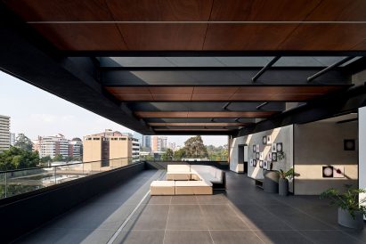 Terrace of mixed-use building by Paz Arquitectura
