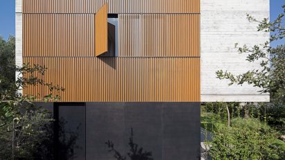 Exterior image of the home by Pitsou Kedem Architects